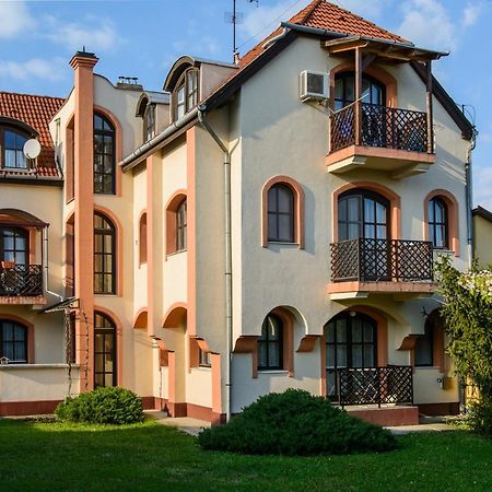 Mi12 Apartment Егер Екстериор снимка
